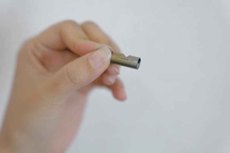 指の第一関節ほどのTinyBlastのサイズ感