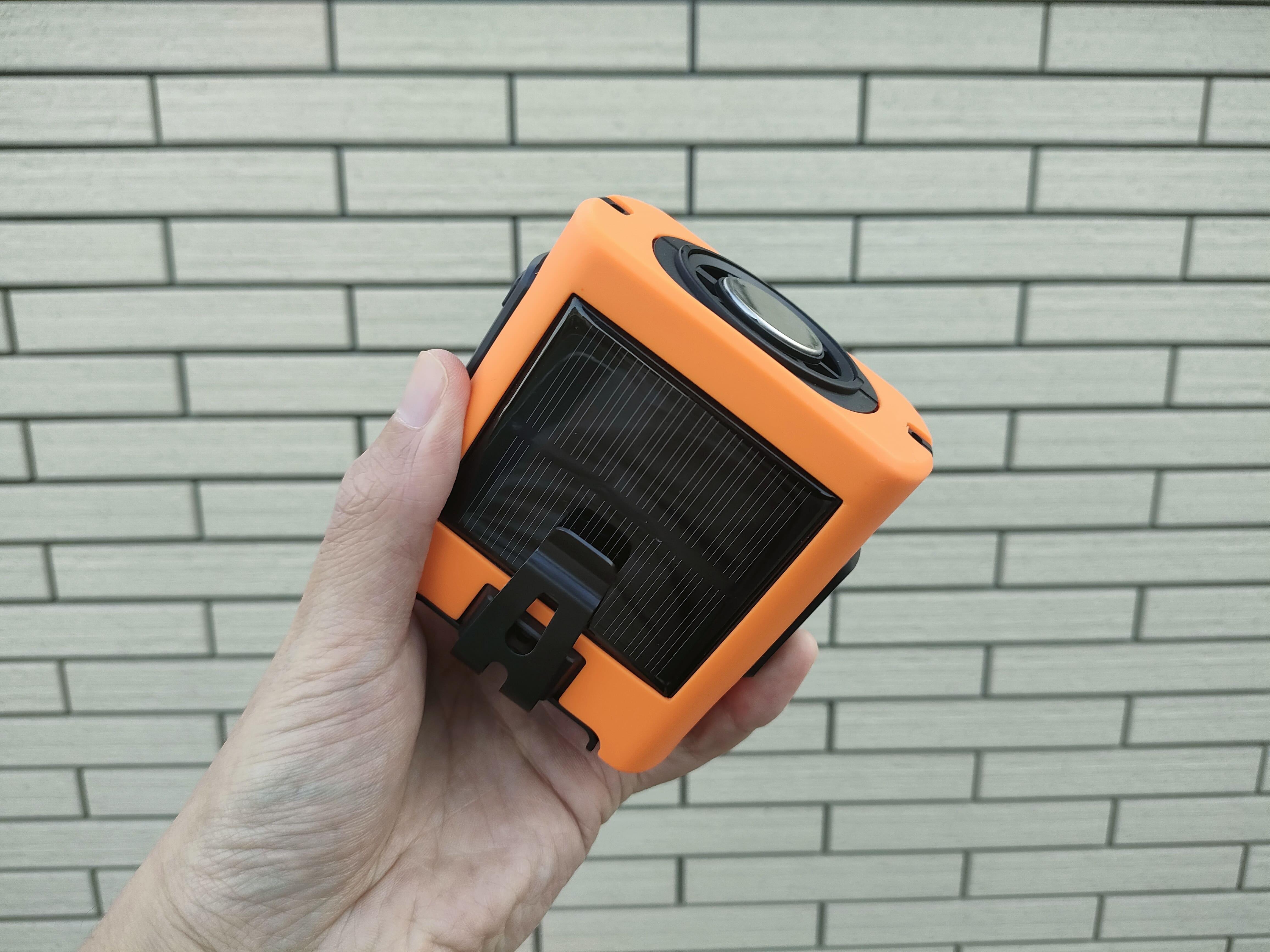 最長36時間タフに動く。ソーラー補助充電がついたポータブルファン、夏