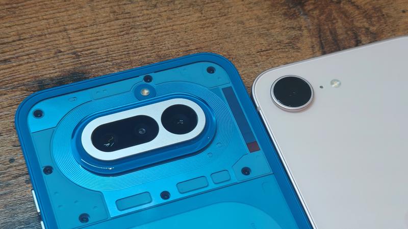 Phone (4a)とiPhone 17eの背面カメラ