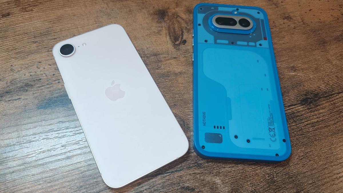 「iPhone 17e」と5万円台スマホ「Nothing Phone (4a)」を使い比べた。価格差で選べない理由