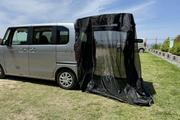折りたたみ傘を開くような感覚で設置完了。開放感と涼しさを両立した車専用ワンタッチメッシュテント
