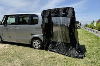 折りたたみ傘を開くような感覚で設置完了。開放感と涼しさを両立した車専用ワンタッチメッシュテント