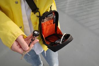 開き方がクセになる！財布やスマホを瞬時に取り出せるポーチがリュック移動を快適にしてくれた