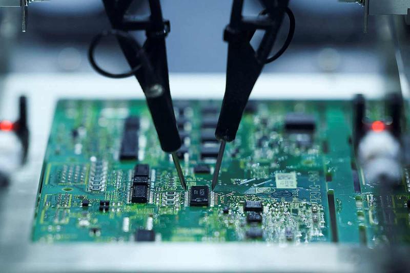 半導体株が破竹の勢いで上昇を続けている。マレーシア・クアラルンプールで開催された半導体業界のカンファレンス会場で行われた組み立てデモの様子。