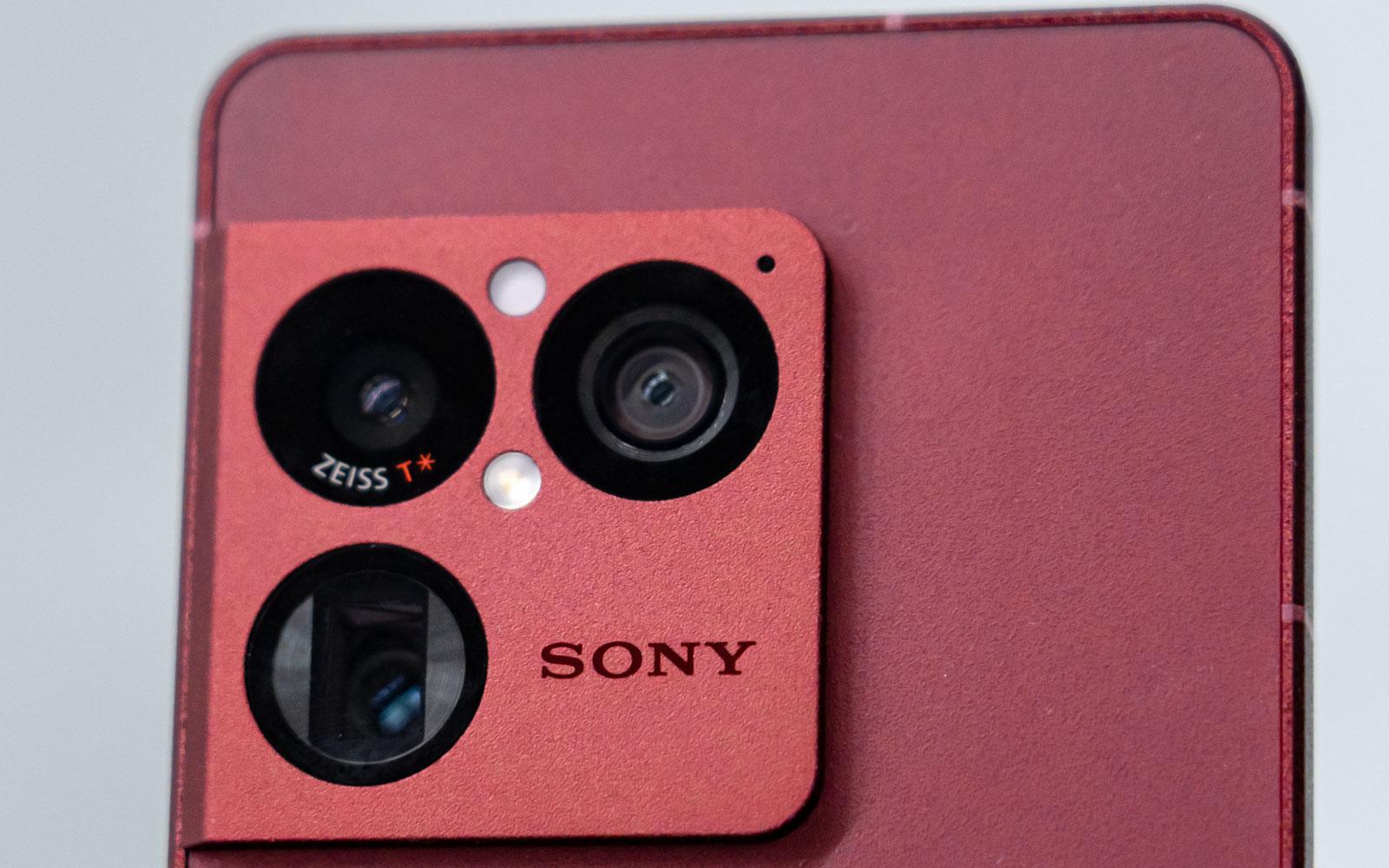 ソニー新型スマホ「Xperia 1 VIII」発表。望遠カメラ強化と背面 ソニー新型スマホ「Xperia 1 VIII」発表。望遠カメラ強化と背面