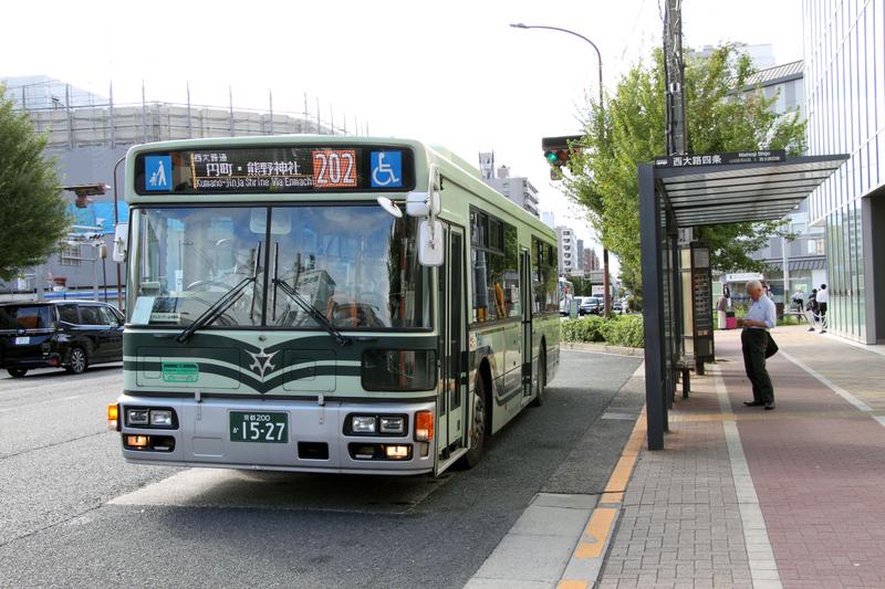 「京都市営バス」の車両。