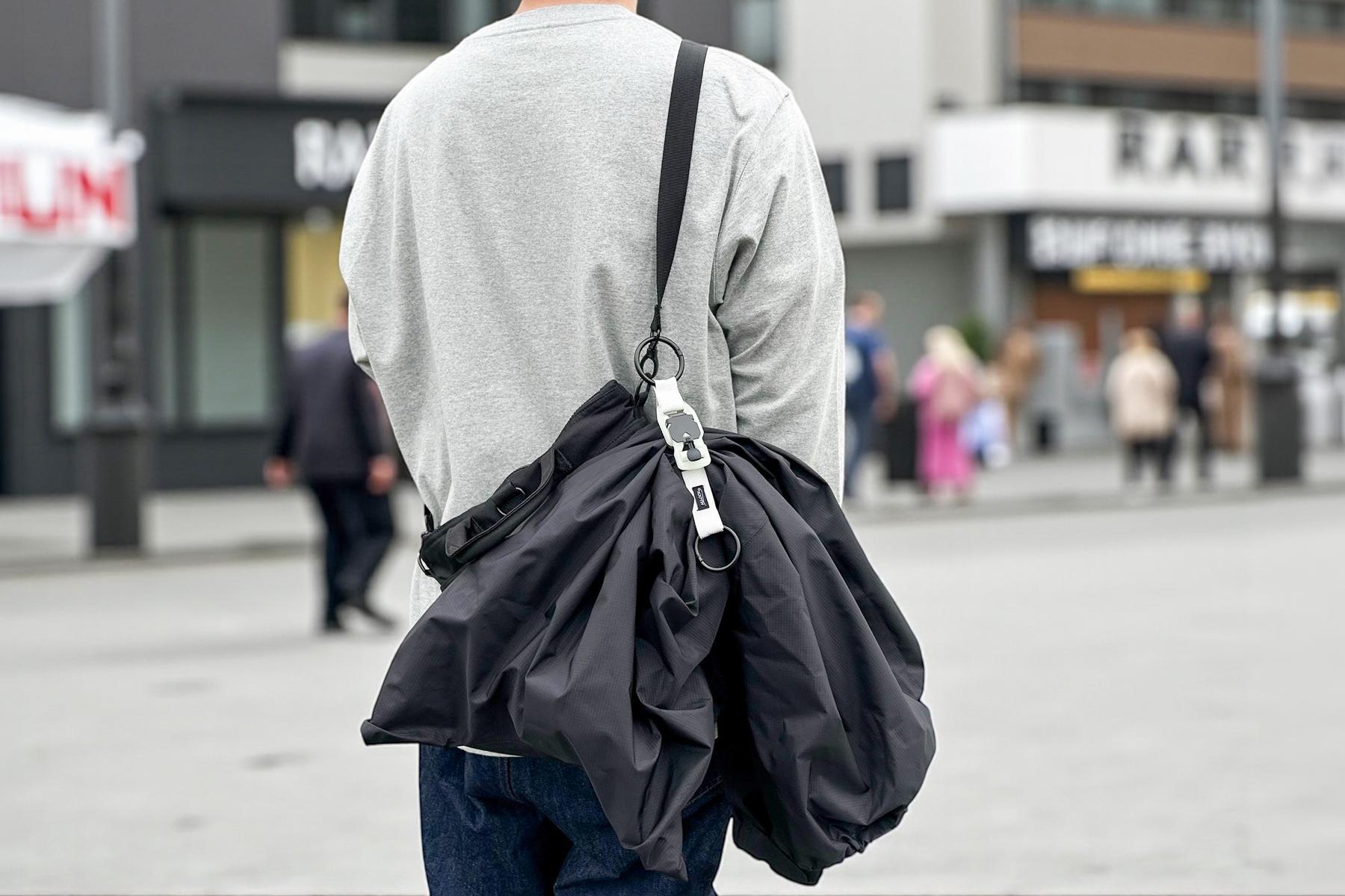 カバンに収まらない上着問題。磁石ロックのストラップでスマートに外