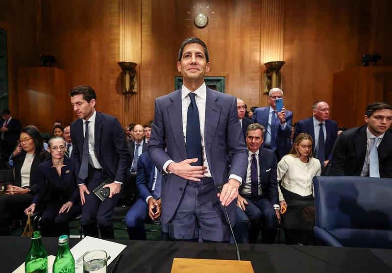 米連邦準備制度理事会(FRB)の次期議長就任が決まったケビン・ウォーシュ元理事(中央)。