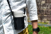 飲みやすい取手付きのタンブラーでいつでも水分補給。付属の専用ストラップで持ち歩きも便利です