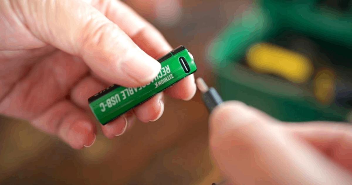 使い捨てじゃない乾電池。最大1,000回繰り返し使えて、専用の充電