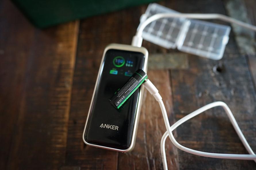 使い捨てじゃない乾電池。最大1,000回繰り返し使えて、専用の充電