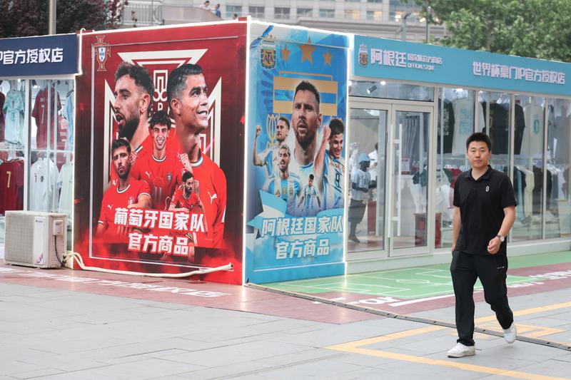 サッカー熱が高い中国では、自国代表が出場しないにもかかわらず、W杯ムードが盛り上がる。