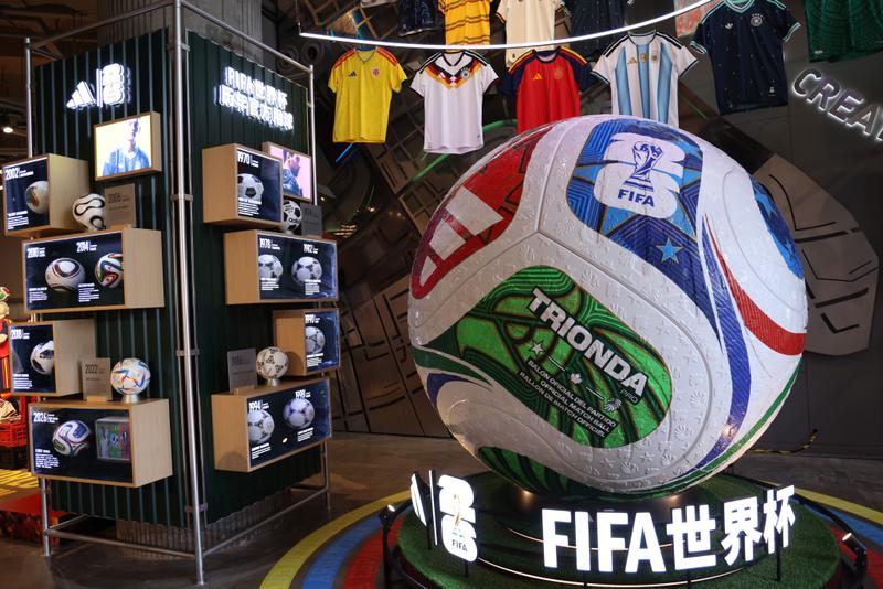 W杯公式球を展示する上海のスポーツショップ