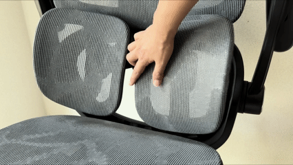 すっきり見えて首がラク。一体型のヘッドレストがデスクワークの姿勢を