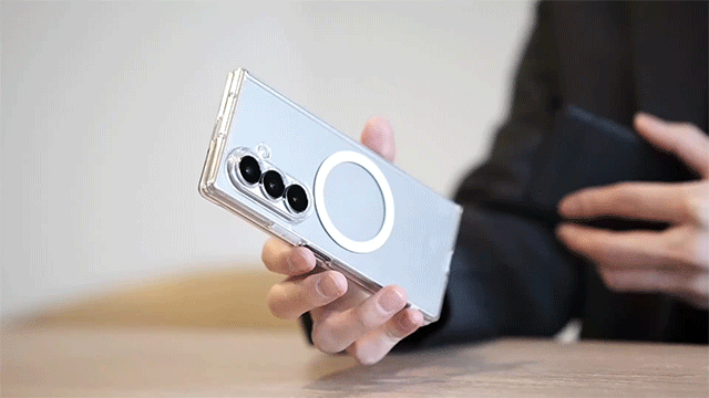 スッと開けば、使い勝手がアップグレード！折りたたみスマホのための新
