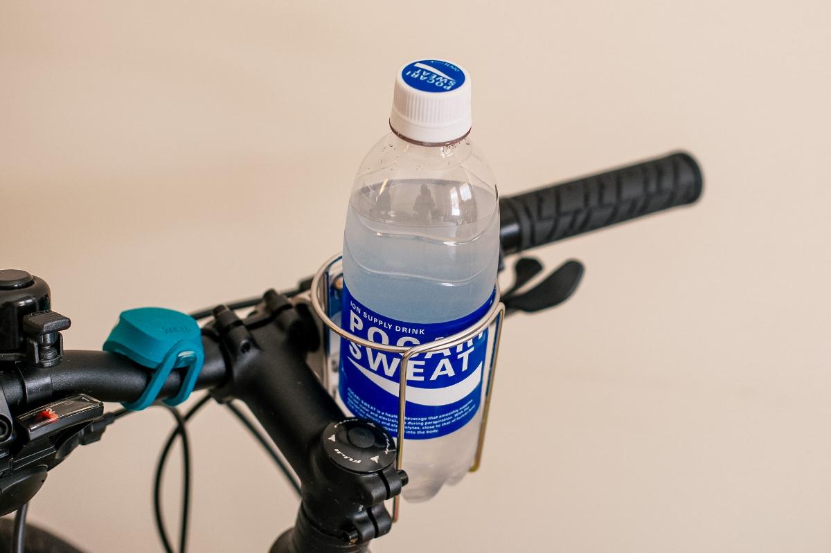 後付けボトルケージで自転車移動での水分補給が圧倒的にラクになった