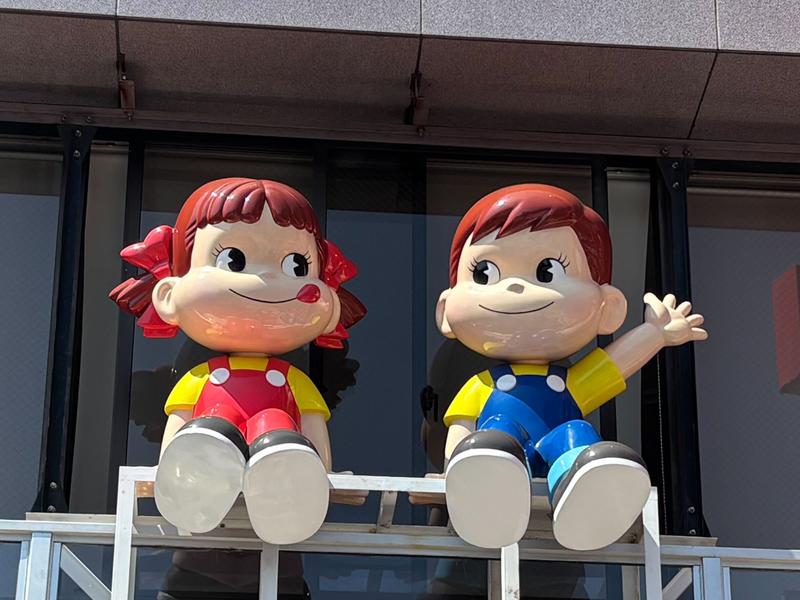 お菓子メーカーがパッケージのキャラクターを商品化するケースが増えています。