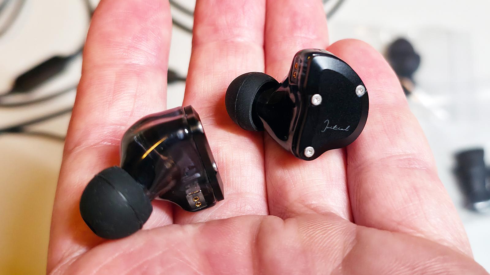 お気に入りの高音質イヤホンにマイクをセットできる！ハイブリッド・リ