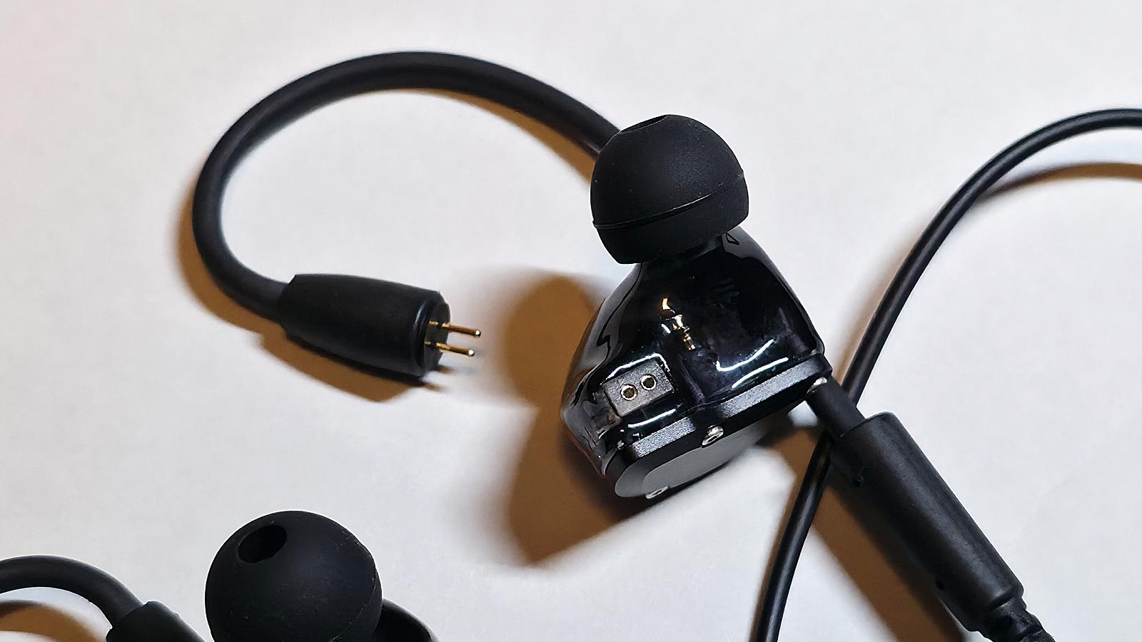 お気に入りの高音質イヤホンにマイクをセットできる！ハイブリッド・リ
