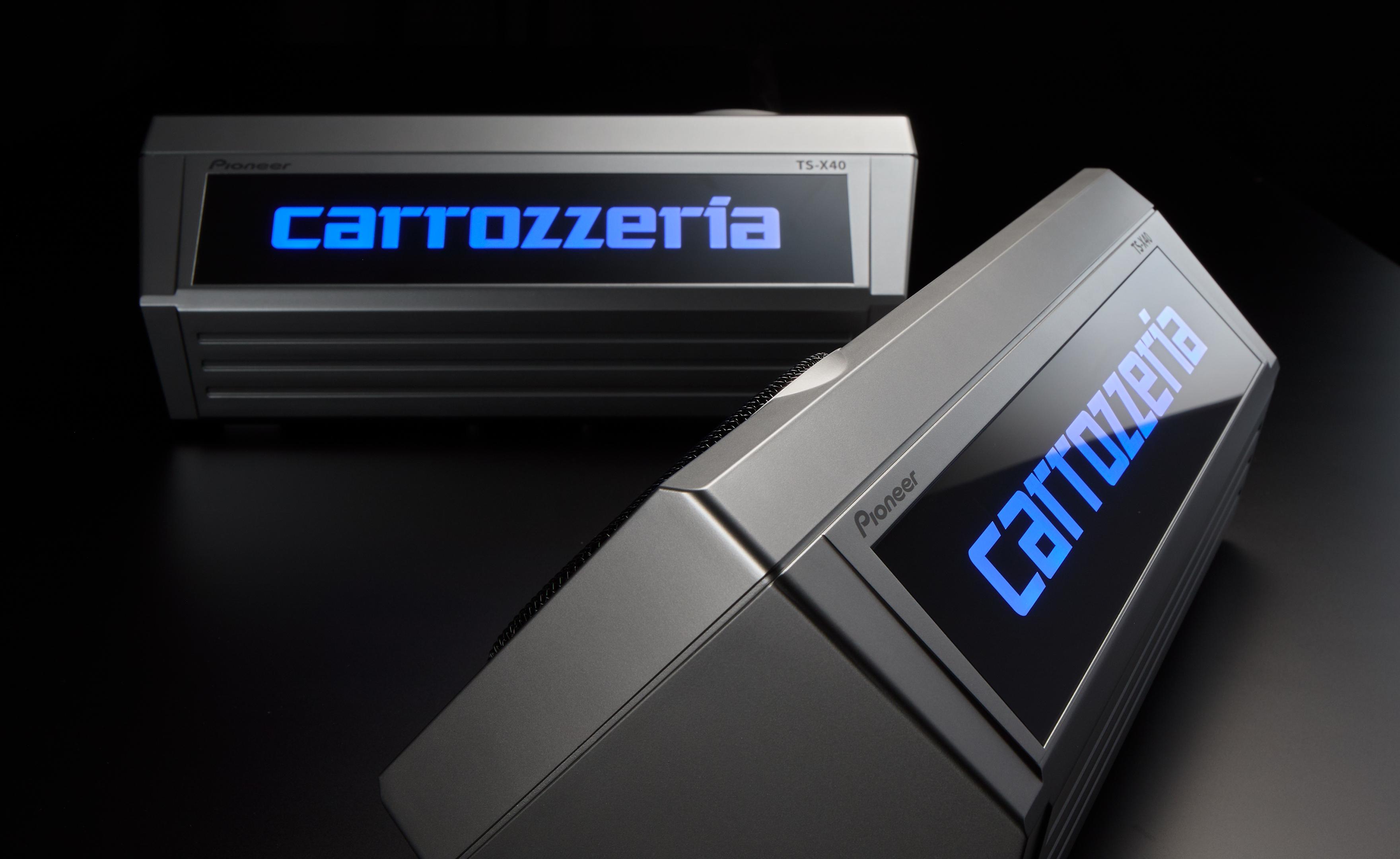 昭和のやんちゃなカーステ。青く光る「carrozzeria」ロゴで令和に再現