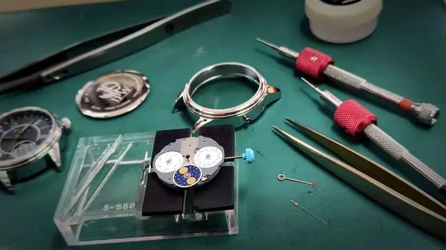 廃番ムーブメント×職人技のロマン。月差±20秒の正確さで日常使いに最適