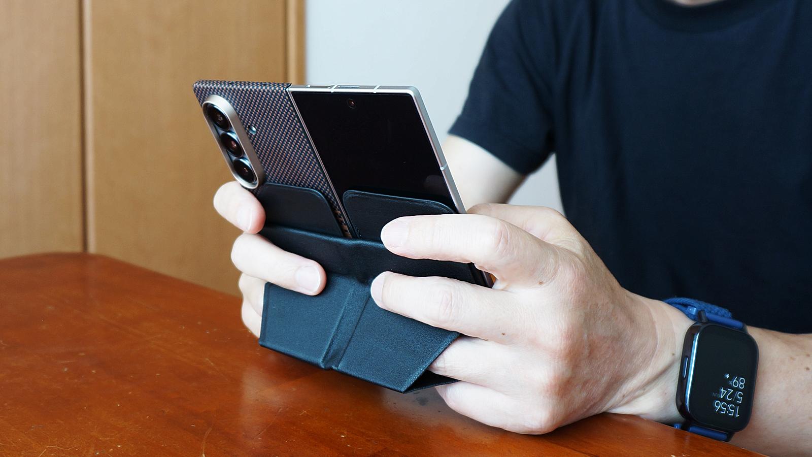 折りたたみスマホには、開けるスタンドが必要だった。スマートな専用 折りたたみスマホには、開けるスタンドが必要だった。スマートな専用
