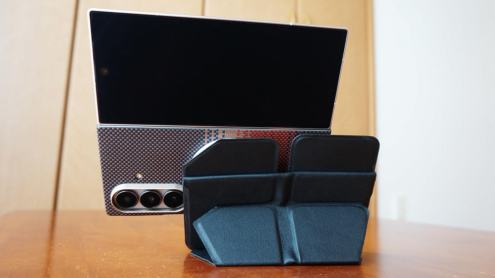 折りたたみスマホには、開けるスタンドが必要だった。スマートな専用