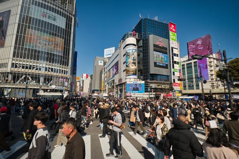 渋谷のスクランブル交差点。渋谷を歩くと、体感では半分以上が外国人のような印象を受ける。