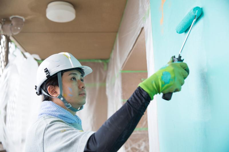 ナフサ不足の影響が塗装職人の現場に及んでいる。