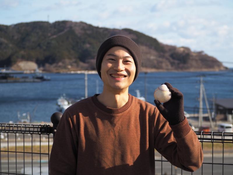 長谷川翔亮さん。株式会社チキンクラム代表、女川町地域おこし協力隊員。ブラウン大学卒業後、2017年三菱商事に入社。同年、Uber Japanで日本でのウーバーイーツ事業立ち上げに携わった後、2021年に米植物工場スタートアップのOishii Farmに参画。データ分析や研究開発の統括、工場長などを務めた。2024年、宮城県女川町に移住しチキンクラムを創業。