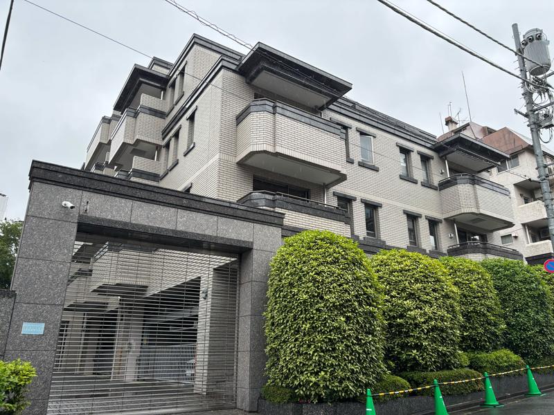 1997年に完成した渋谷区の高級低層マンション。ある仲介サイトでは、一室2億5900万円で掲載されていた。