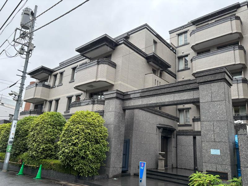 新築マンションが高騰する中、富裕層の目は中古の高級マンションへと向いているようだ。