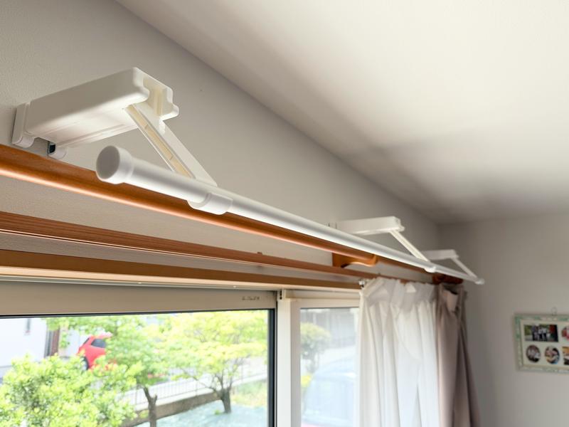 カーテンレールの手前まで伸びるアーム」で部屋干しストレスがスッと 