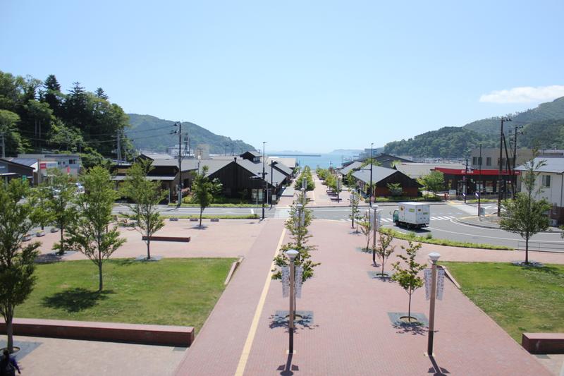 海へ向かって一直線に伸びる駅前空間。女川町では、海とのつながりを意識した復興まちづくりが進められた。