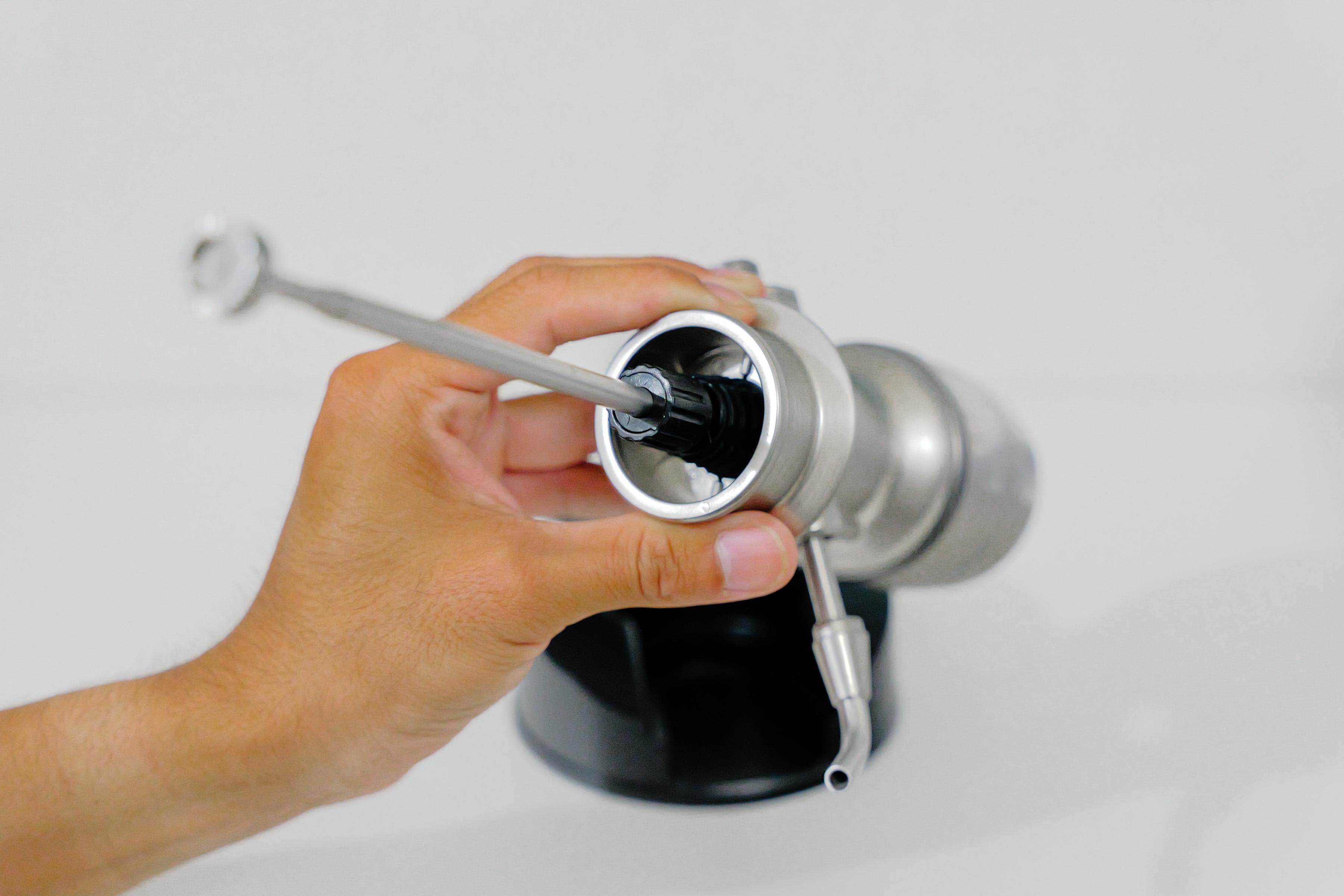 晩酌の楽しみ方が広がる電動エアレーター。コンビニワインが想像以上に