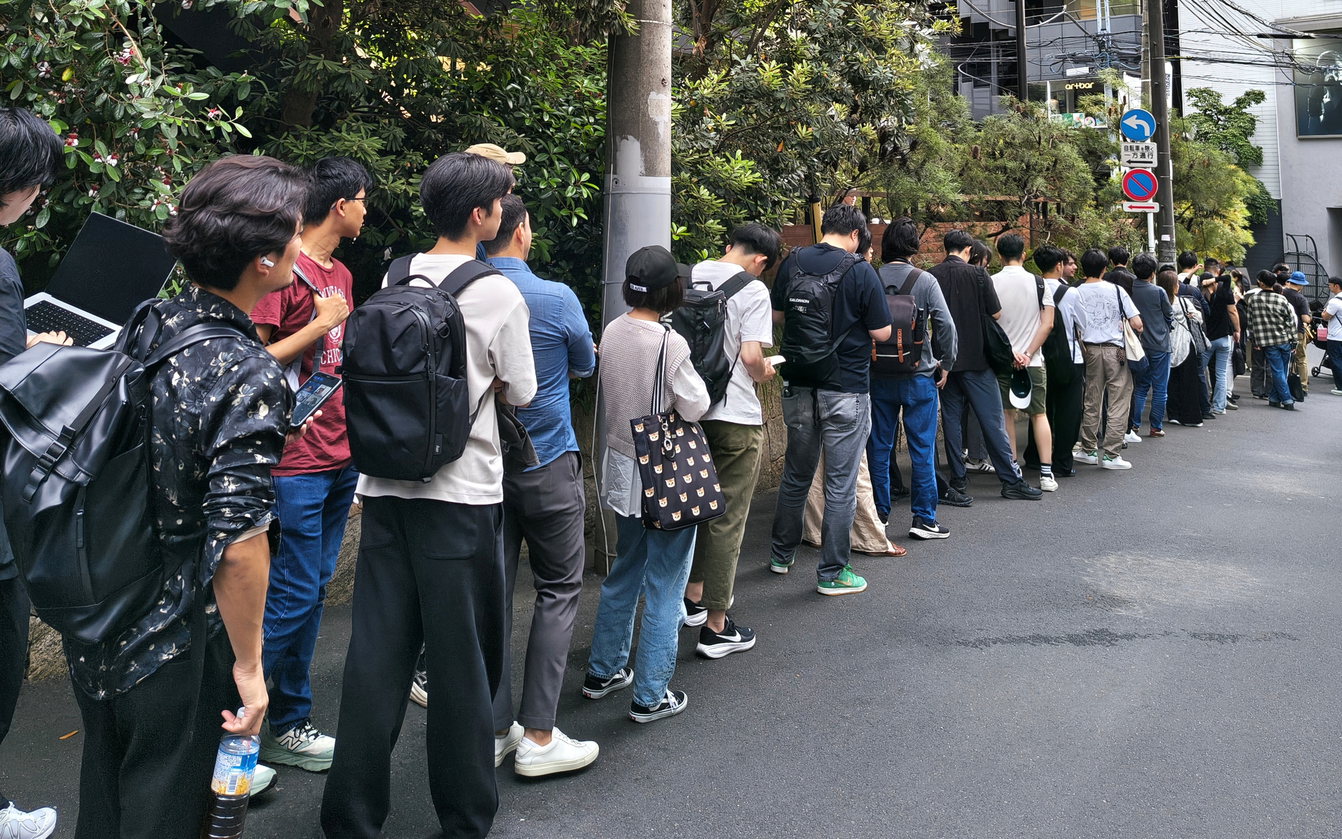 Palantir パランティア 渋谷ミートアップ限定 Tシャツ Lサイズ 約1.2万円の帽子に渋谷で長蛇の列、CEOも登場。AI企業パランティアが