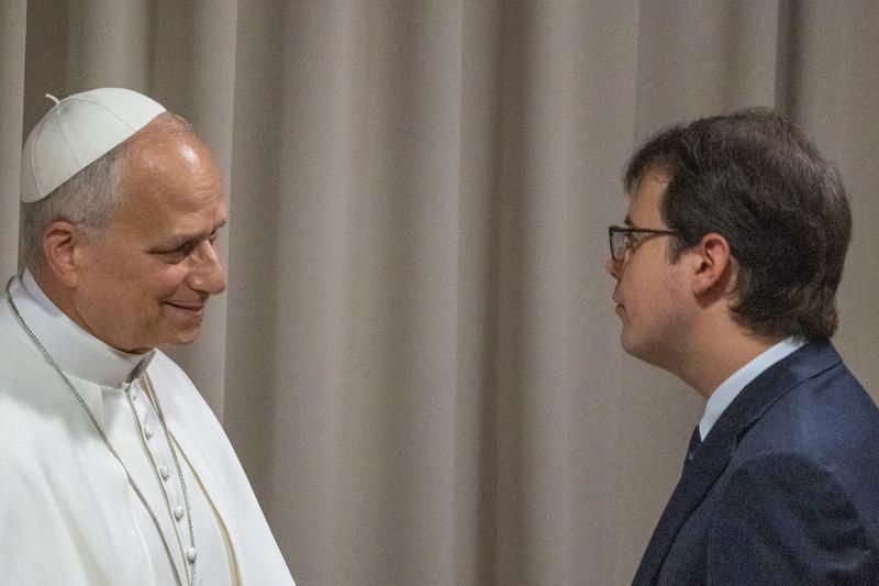 ローマ教皇レオ14世(左)はアンソロピック共同創業者のクリス・オラー氏と会談した。