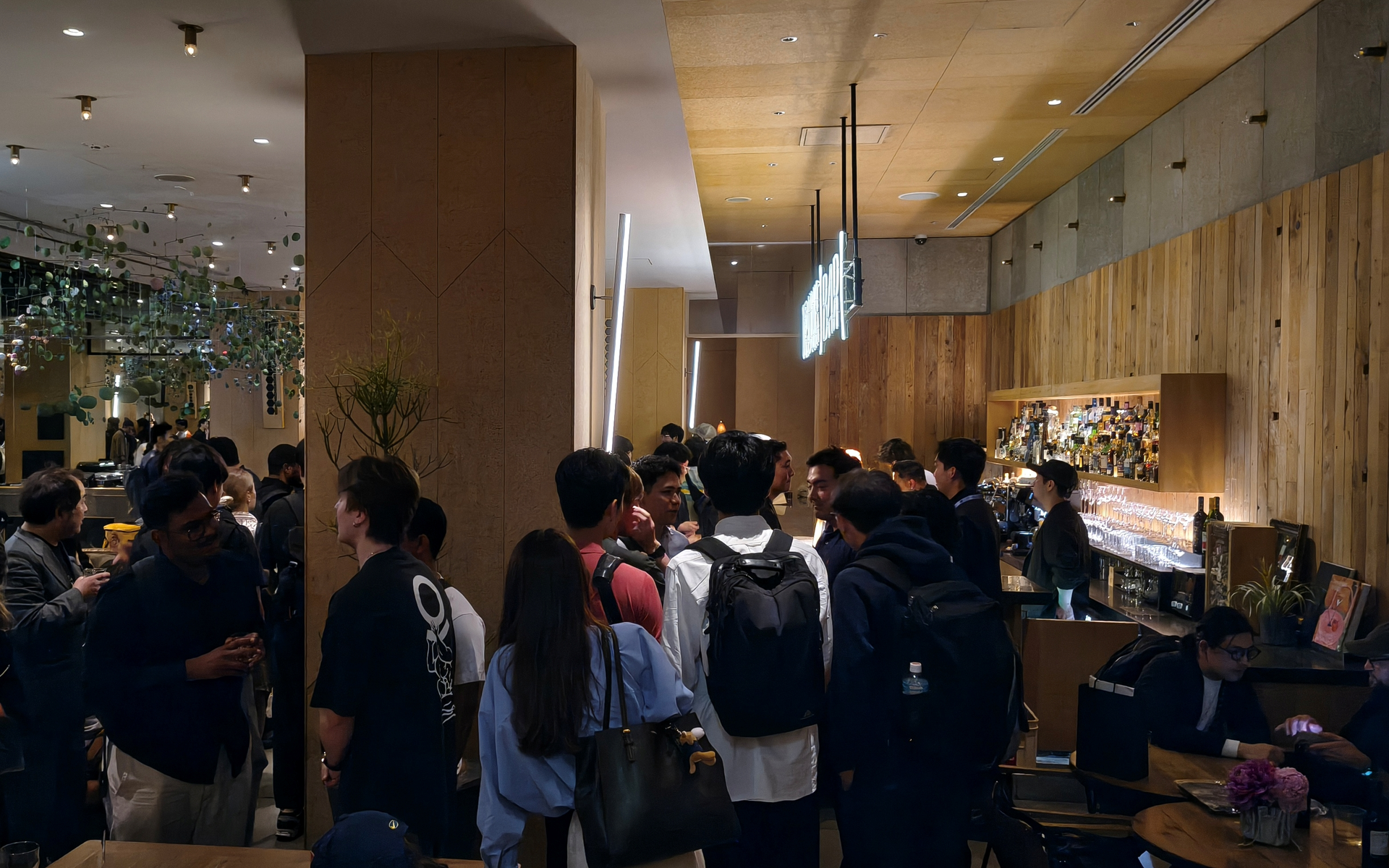 約1.2万円の帽子に渋谷で長蛇の列、CEOも登場。AI企業パランティアが