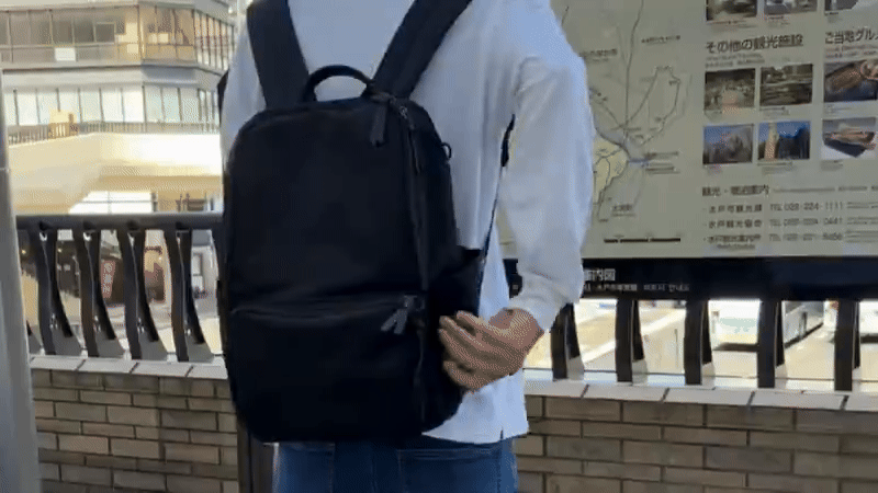 背負ったまま取り出せる。旅人のために設計されたリュック「QUICK PACK