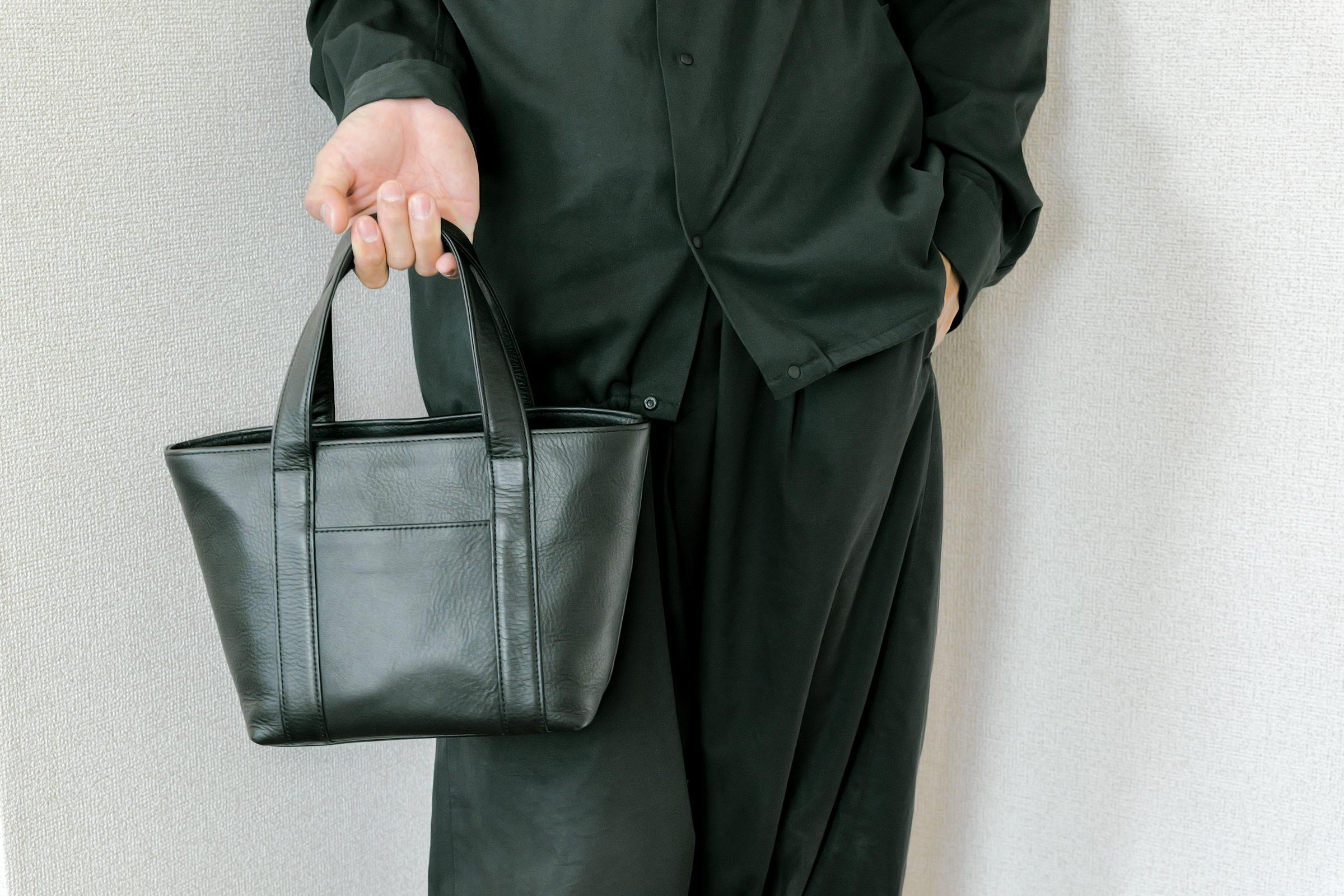 休日くらい身軽でいたい、でもだらしなく見えたくない。その答えが本革