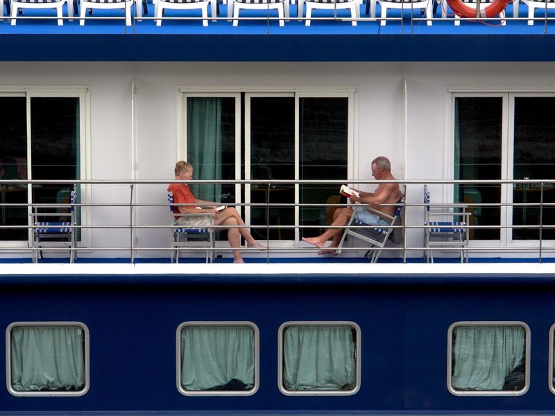 (GERMANY OUT) cruise on the river Rhine , tourists on the balcony of their cabin,