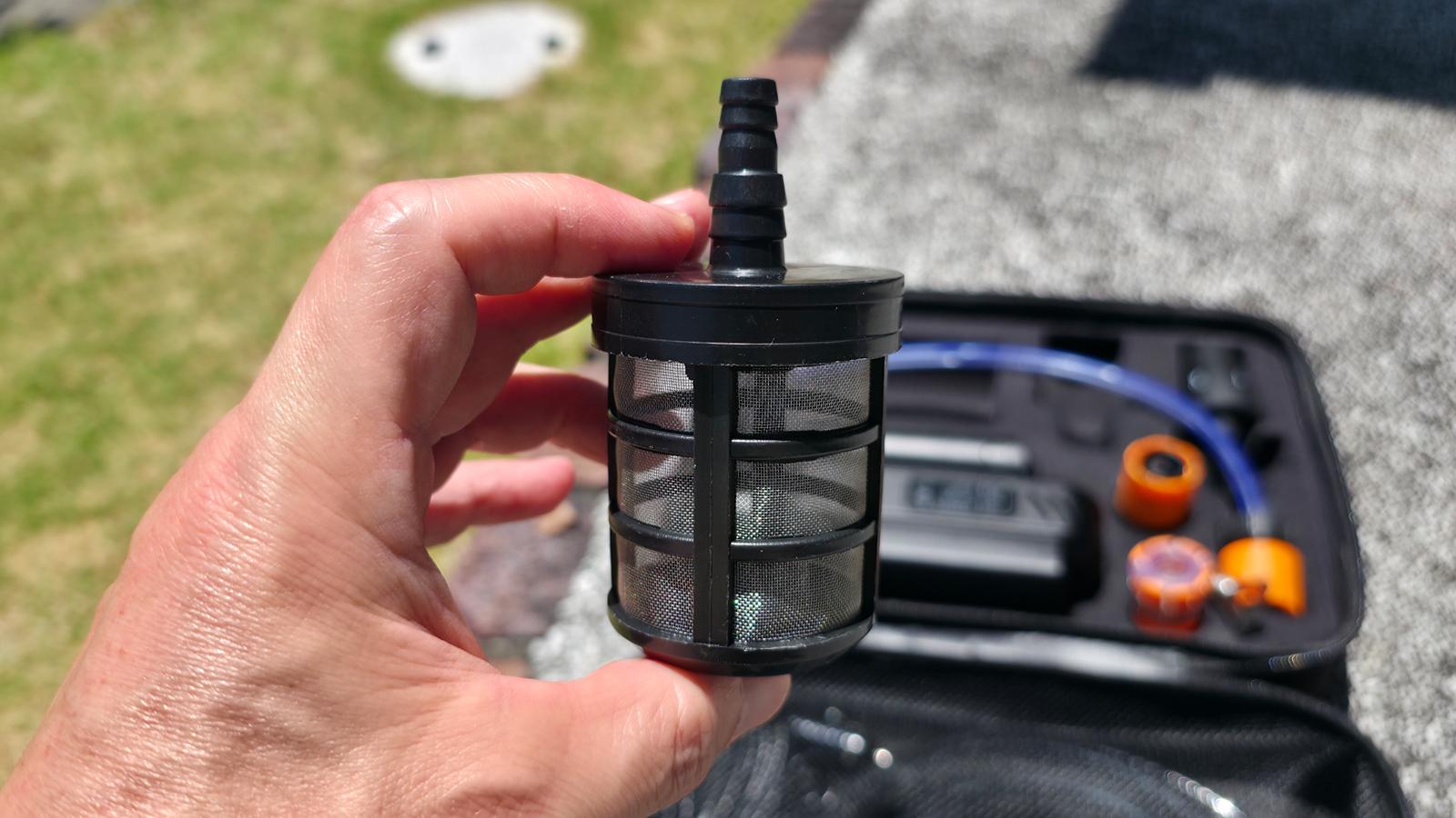 ハンディタイプの高圧洗浄機。電源不要でコードレス使用もOK、泥汚れも