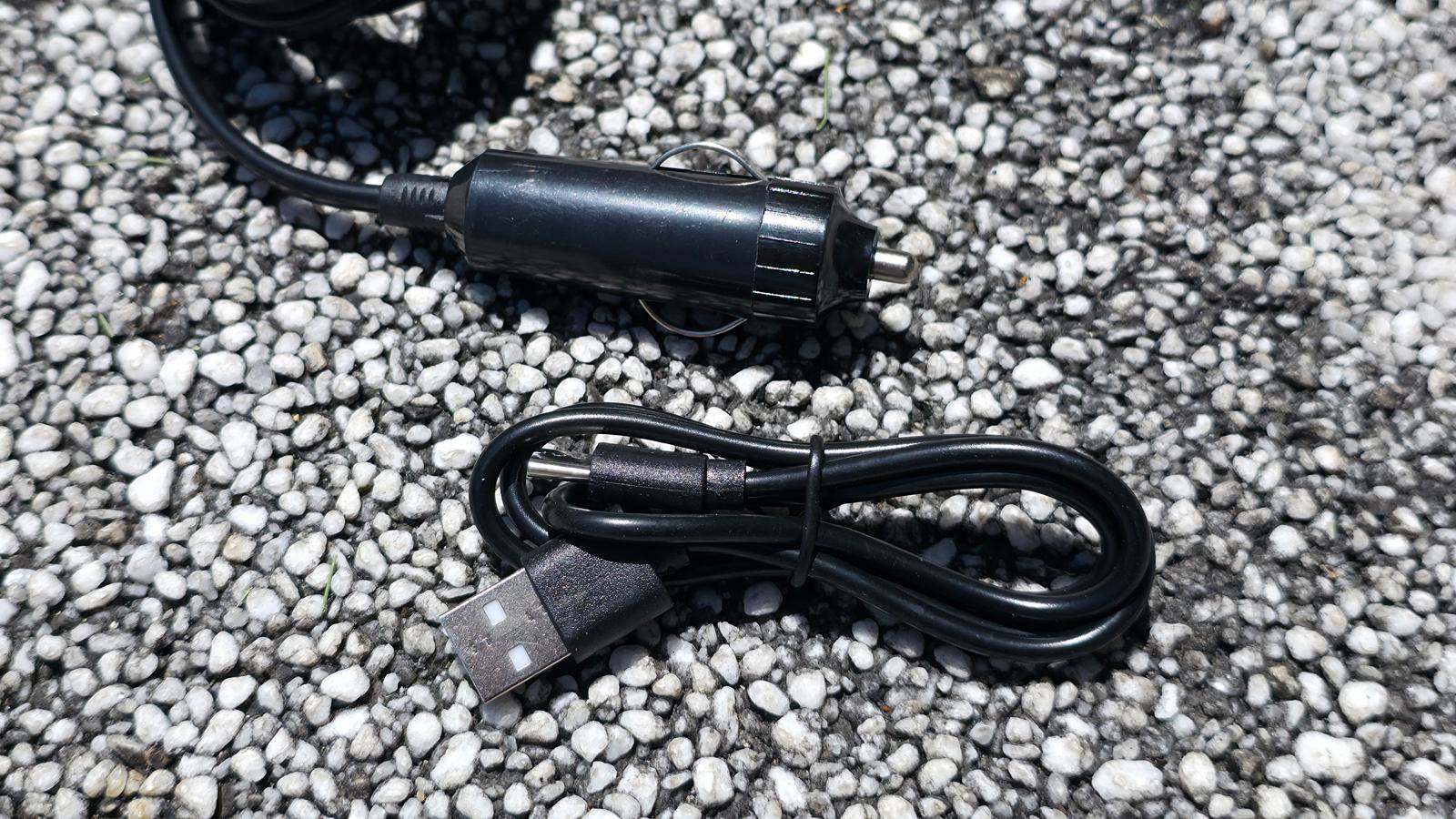 ハンディタイプの高圧洗浄機。電源不要でコードレス使用もOK、泥汚れも