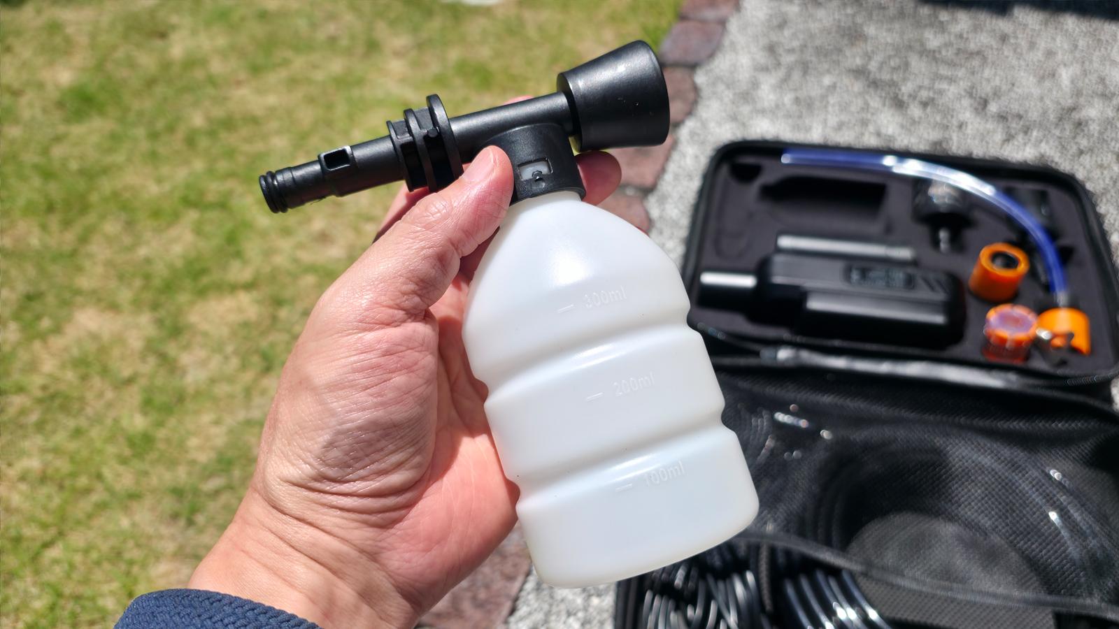 ハンディタイプの高圧洗浄機。電源不要でコードレス使用もOK、泥汚れも
