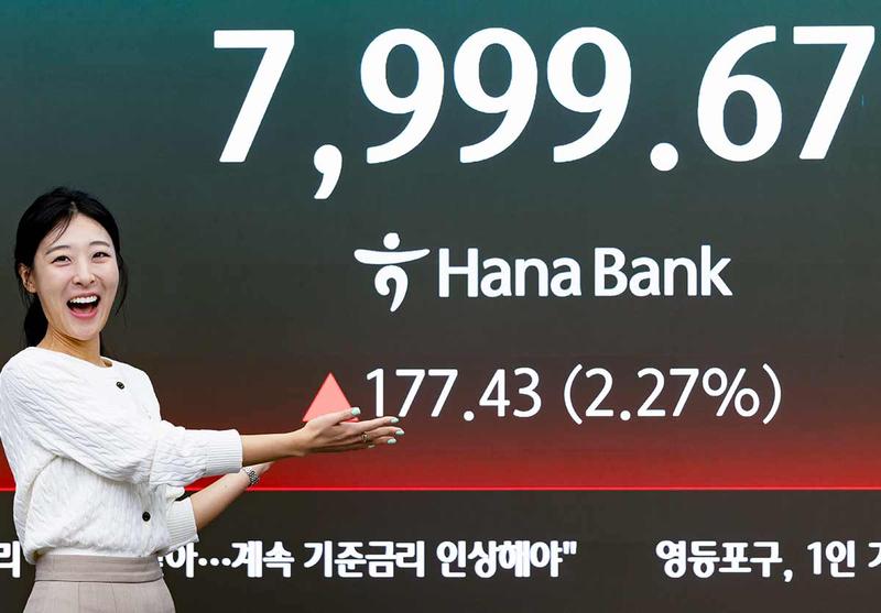 半導体株の比率が高い韓国総合株価指数(KOSPI)は連日の最高値更新。画像は「8000」の大台を突破する寸前の5月13日に撮影。