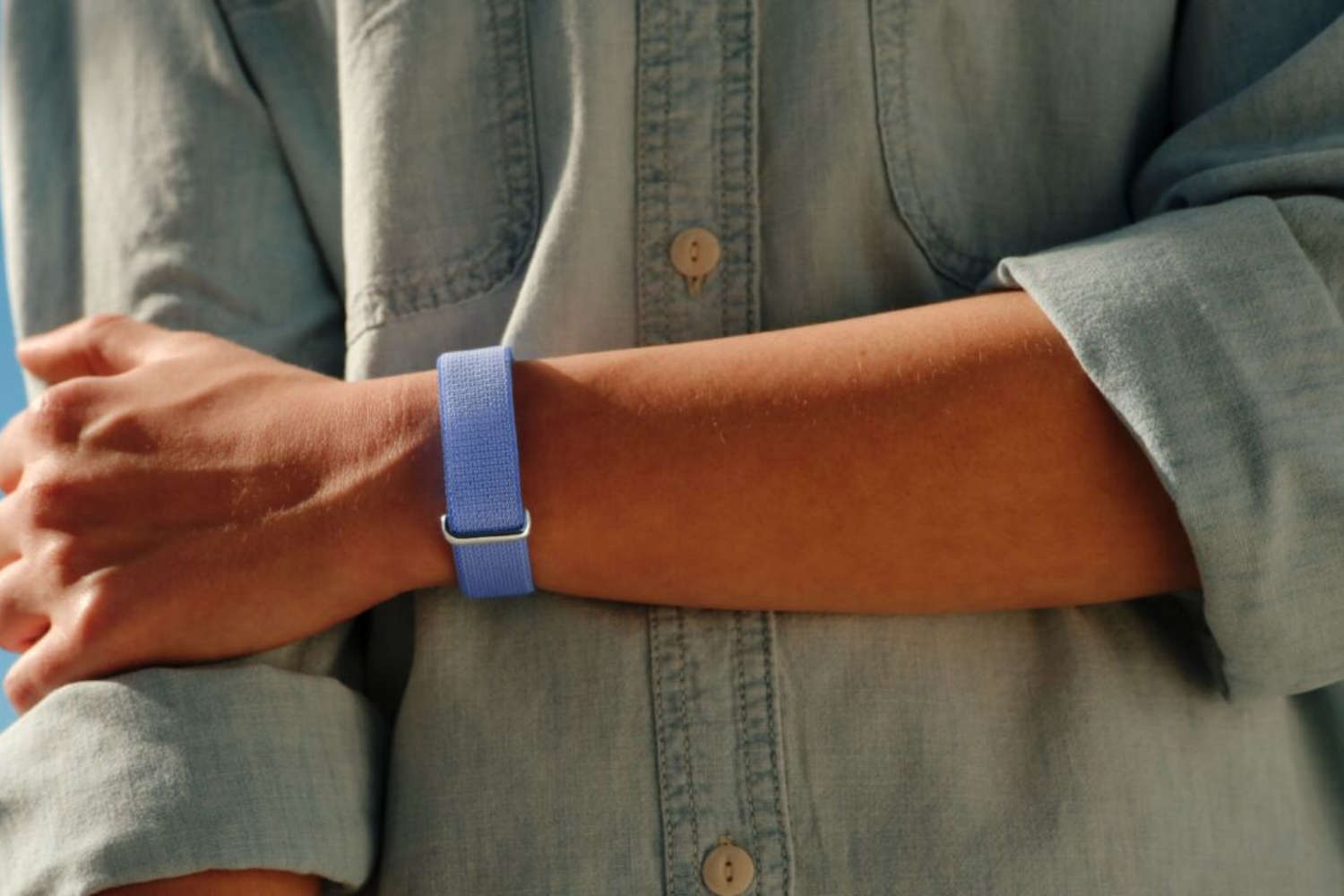画面なし、わずか12g。新型スマートバンド「Fitbit Air」は買いなのか