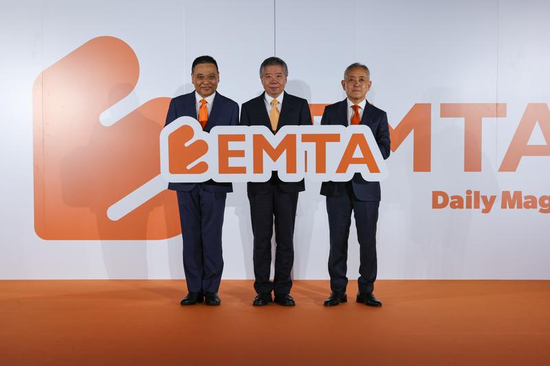 エムタの立ち上げを発表した、左から山本浩二CTO、何暁慶CEO、打越晋CMO。