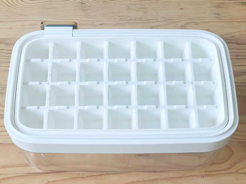 くるんっ」と落とすだけ。Amazonで見つけた製氷皿で、氷づくりの