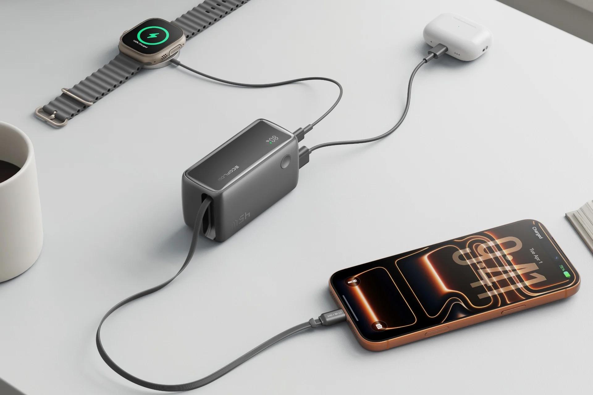3台同時に充電OK。ケーブルとコンセント一体型のモバイルバッテリー