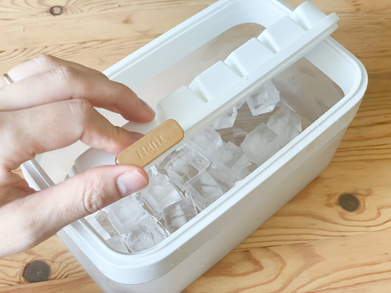 クリーム色の製氷皿 36個用 蓋付き くるんっ」と落とすだけ。Amazonで見つけた製氷皿で、氷づくりの